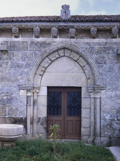 Porta lateral da Igrexa
